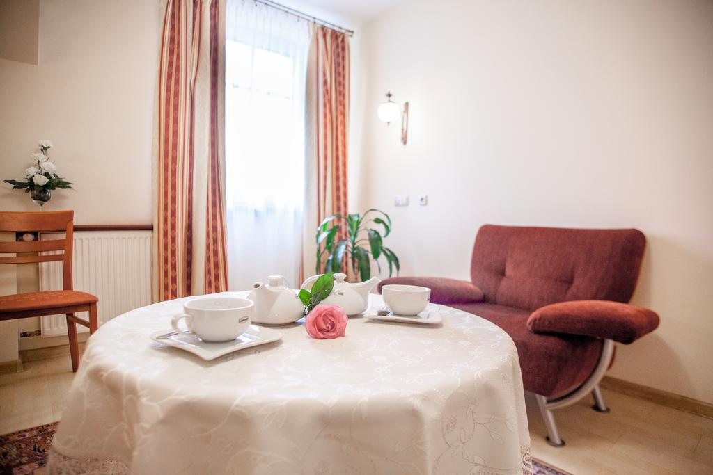 Hotel Sutoris Bochnia Bagian luar foto